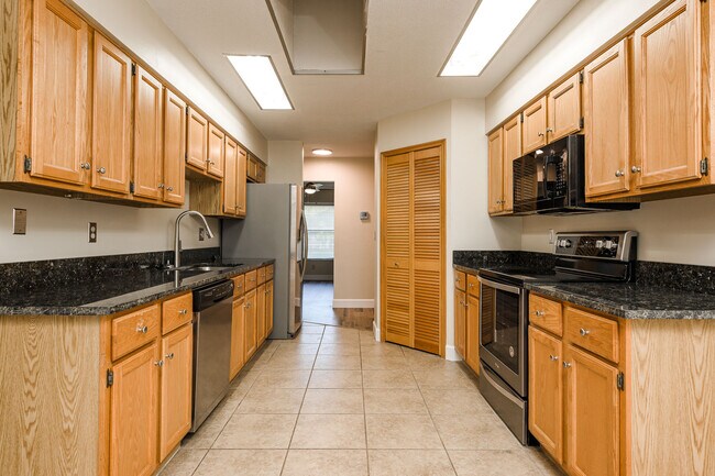 Building Photo - 1523 Poplar Dr