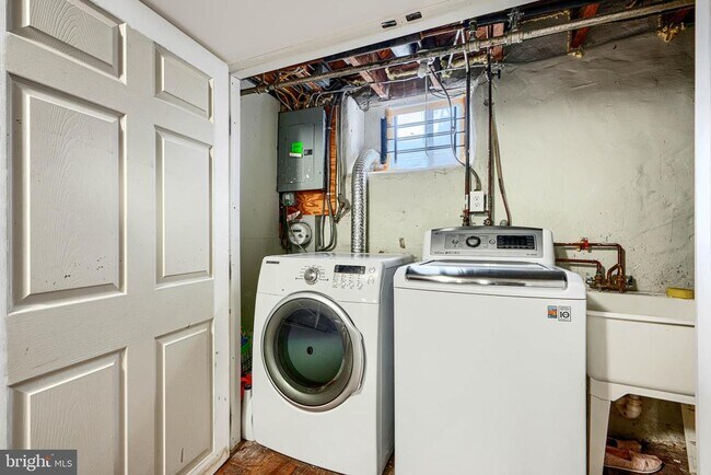 Building Photo - 1543 Lochwood Rd