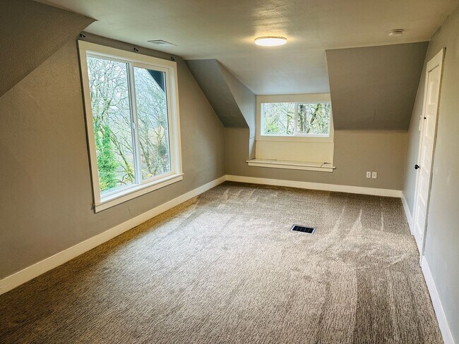 Building Photo - Charming Vintage Farm House