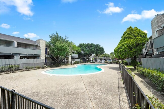 Building Photo - 9700 Leawood Blvd