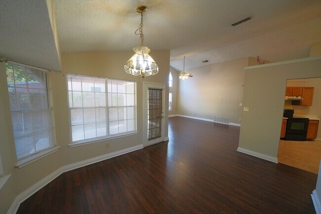 Building Photo - Great Home Near Randolph AFB - Realtor Com...