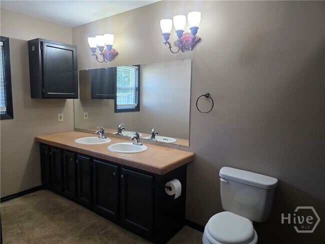 Building Photo - 310 W 5th St