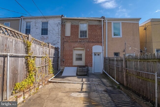 Building Photo - 224 N Milton Ave