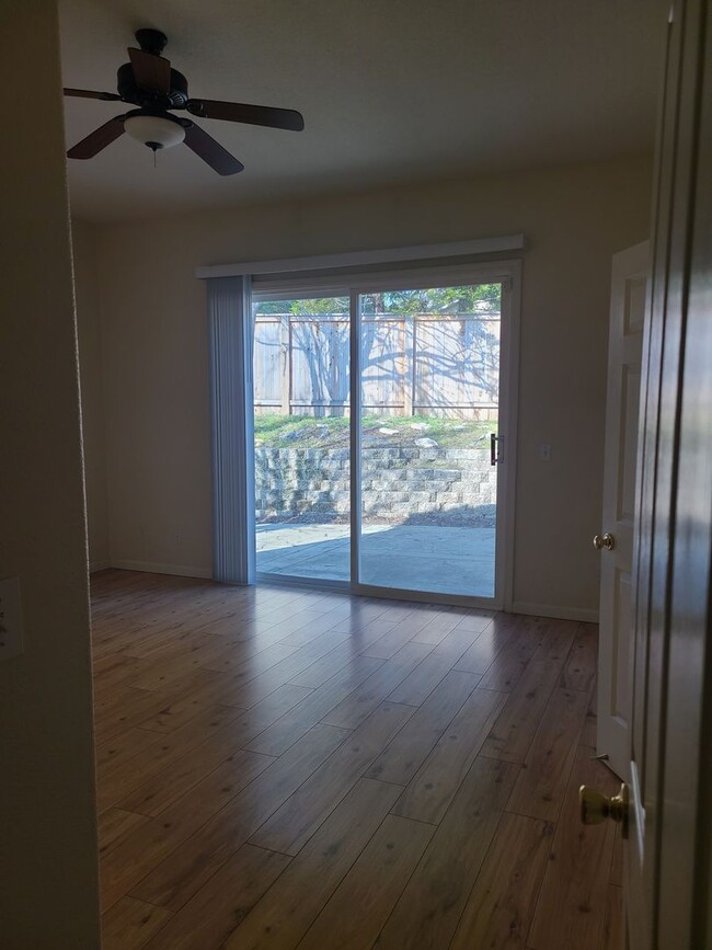 Building Photo - Willow Springs 4 Bdrm, 3 Bath