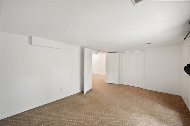 Building Photo - TownHouse In Prospect !