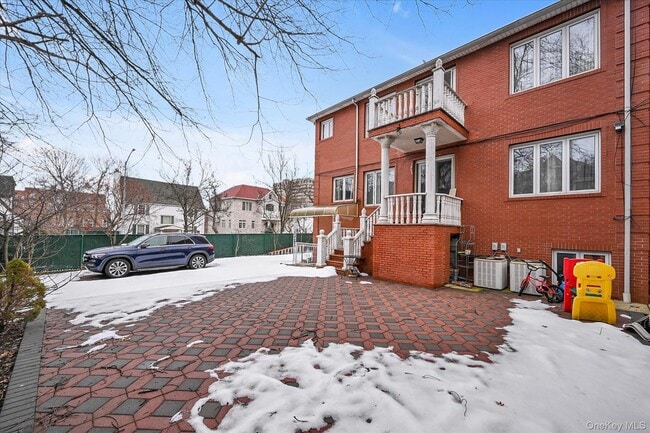 Building Photo - 77-16 Kew Forest Ln