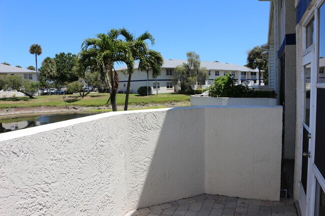 Building Photo - 1526 SE Royal Green Cir