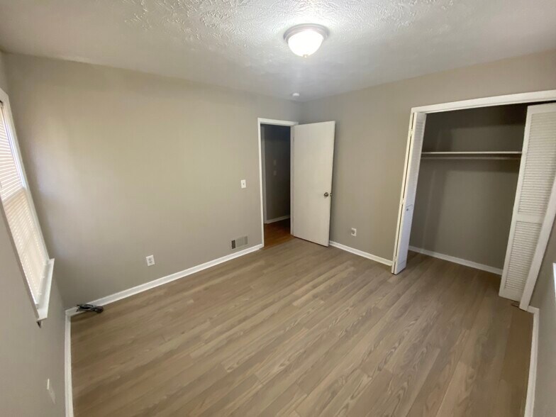 Building Photo - 1015 Eastview Rd NE