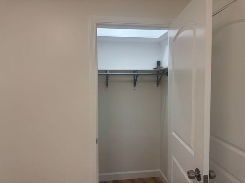 Building Photo - 9924 Rosewood Ave.