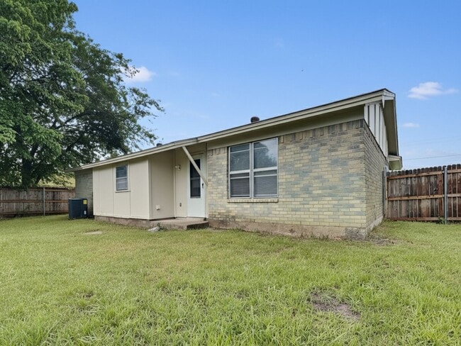 Building Photo - Spacious 3BR/2BA Home in the Heart of Arli...