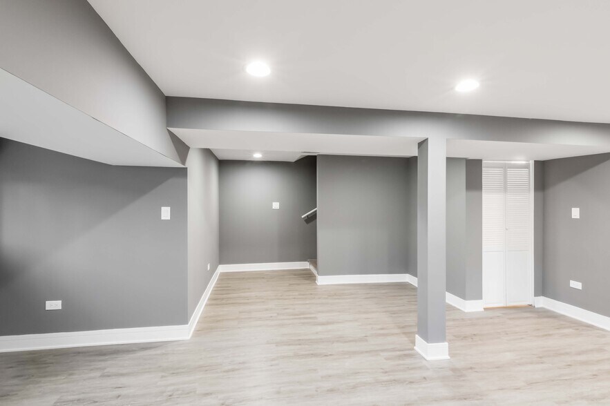 Living space facing front door stairs - 634 N Hamlin Ave