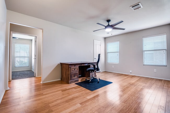 Building Photo - 805 Canyon Pl