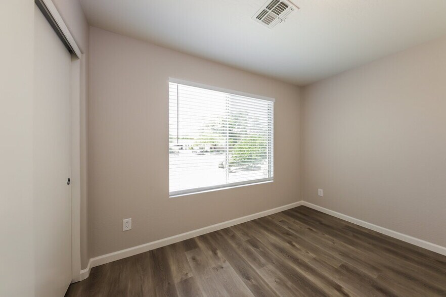 Building Photo - 2128 E Danbury Rd