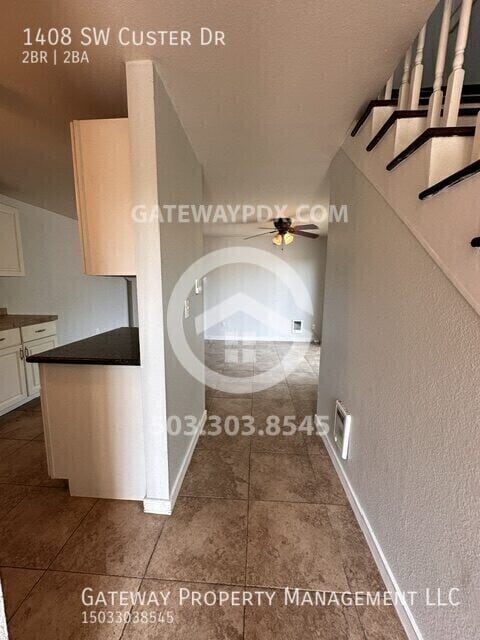 Building Photo - 1408 SW Custer Dr