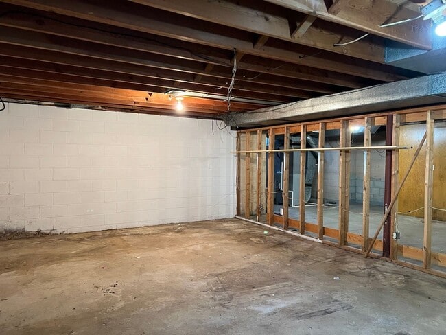 Building Photo - Spacious 2-BDR 2-BTH Duplex w/ Basement, G...