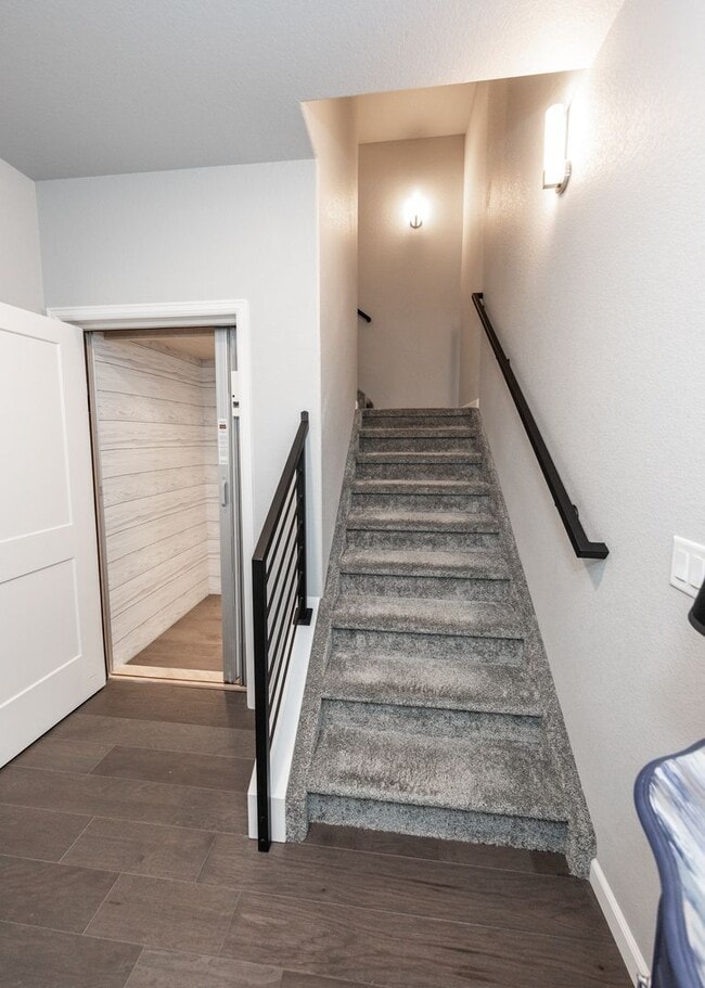 Building Photo - Urbanite Living near Downtown 3 Bed End Unit Townhouse