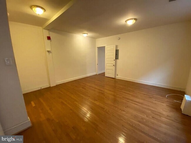 Building Photo - 316 S 43rd St