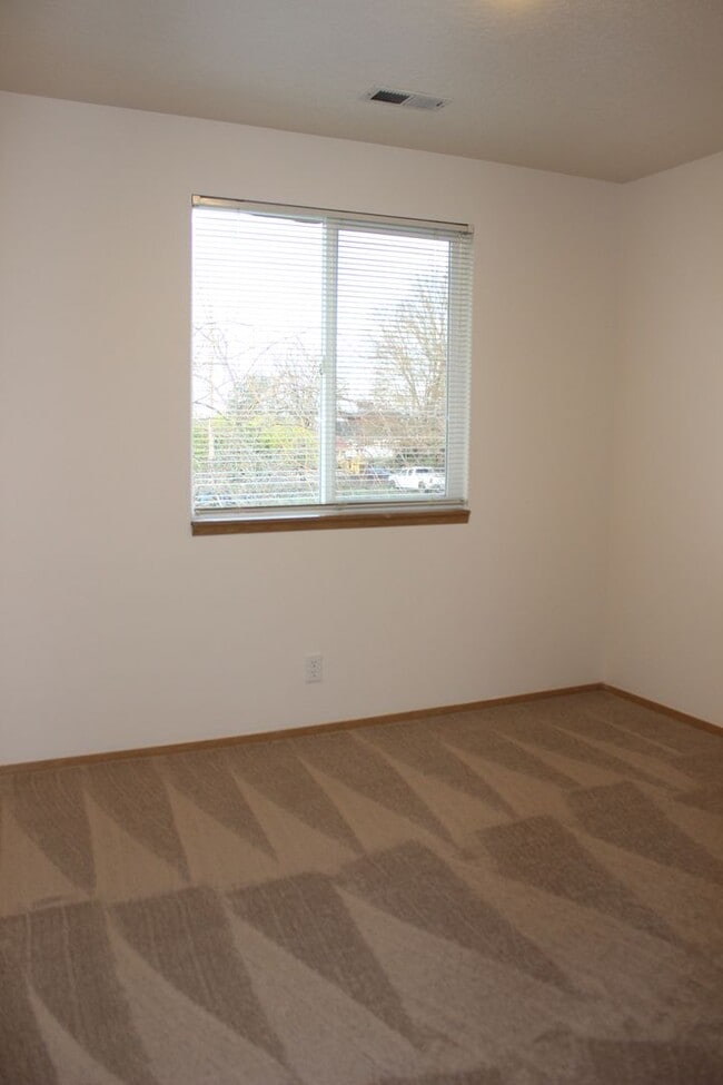 Building Photo - Three bedroom townhouse