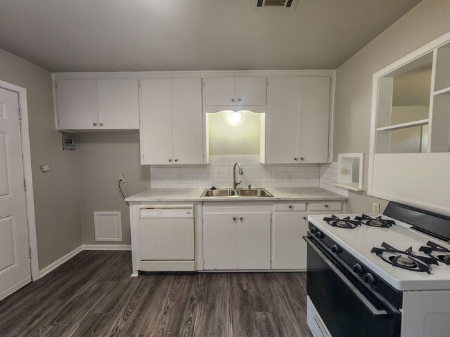 Building Photo - Cute 2 bed 1 bath house with 1 car garage