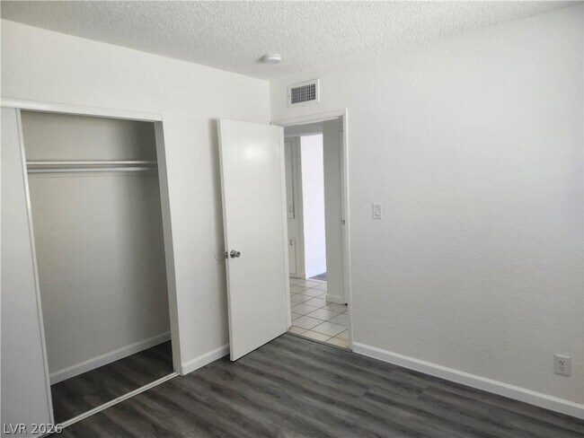 Building Photo - 2700 E Basswood Ave