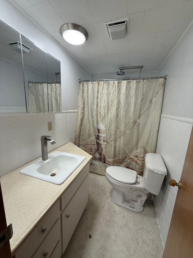 Building Photo - Lake House