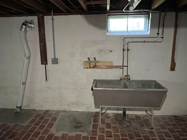 Building Photo - 6520 Diana Dr