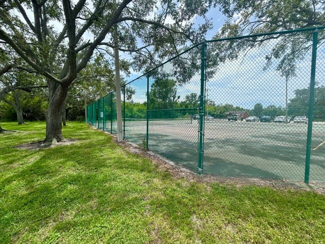 Building Photo - 1 Bed/1 Bath Apartment in Community with G...