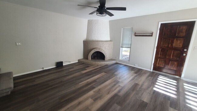 Building Photo - Pointe South Mountain 2-bedroom condo, gated, pool