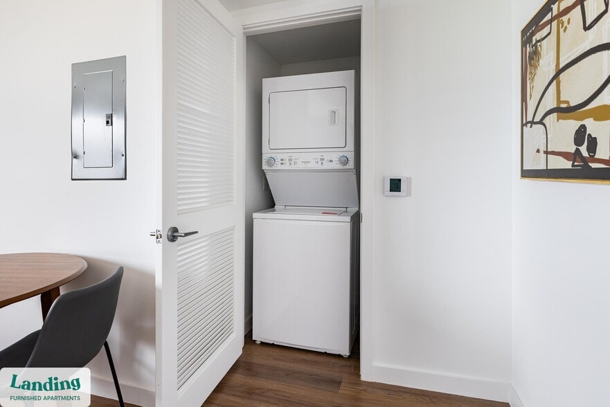 Building Photo - 200 NE 1st Ave