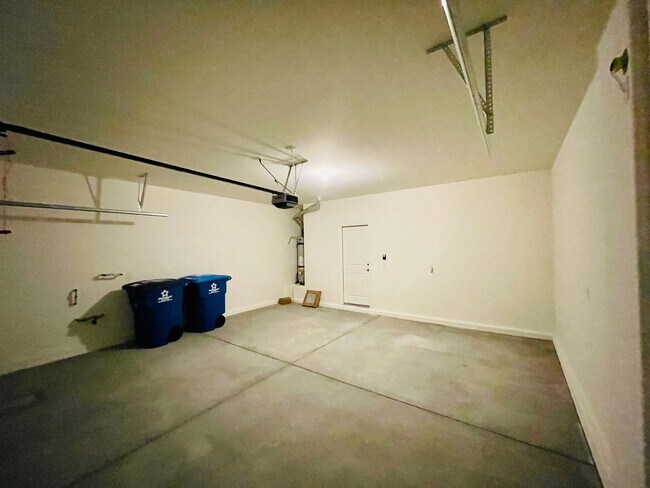 Building Photo - 4 Bd, 3 Bth, Newer Home, Granite Countertops and Entertainer’s Dream!