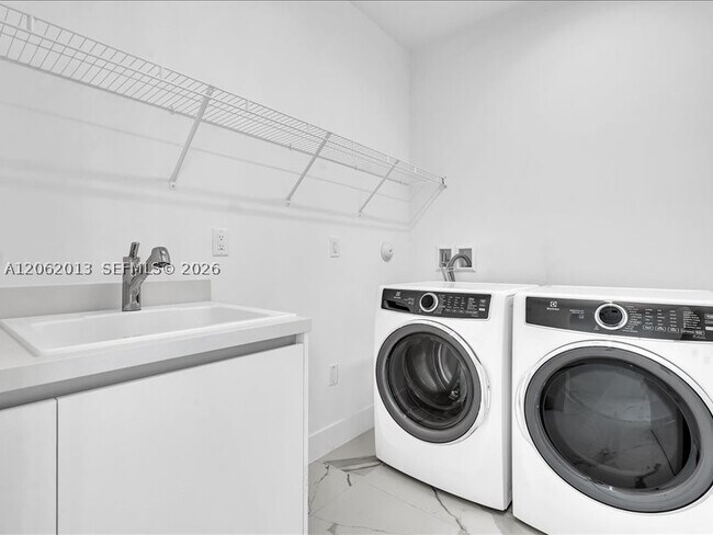 Building Photo - 16644 Botaniko Dr N
