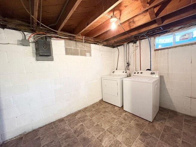 Building Photo - Attached Garage 3 Bed 2 Bath