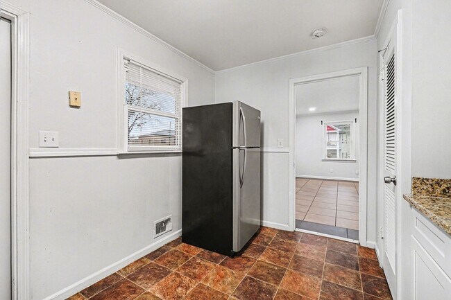 Building Photo - Nice 2BR/1BA Duplex in East Point!