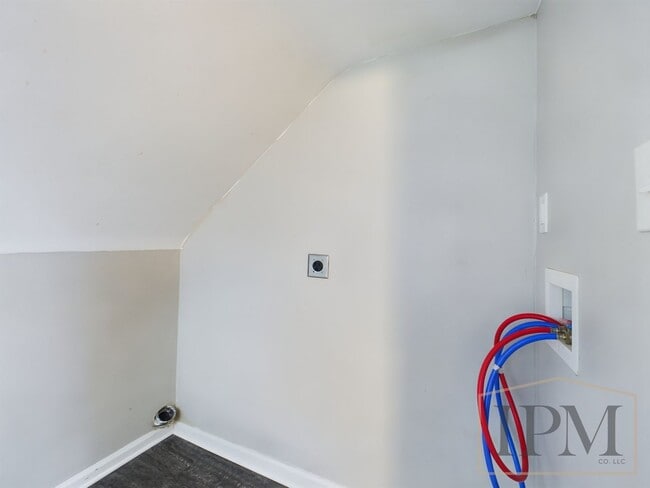 Building Photo - Coming Soon   Spacious 3 bedroom Located i...