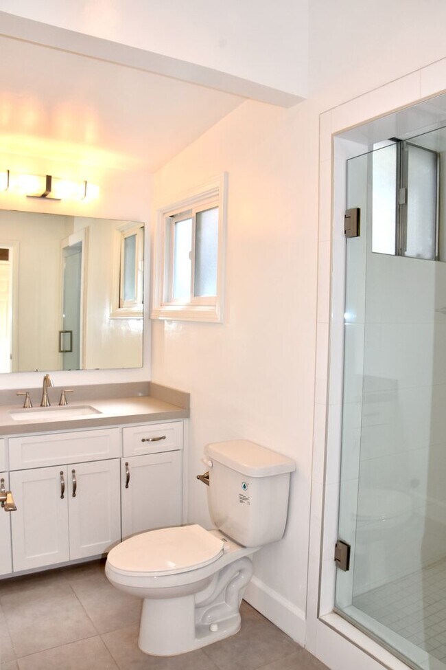 Building Photo - Beautiful spacious Home