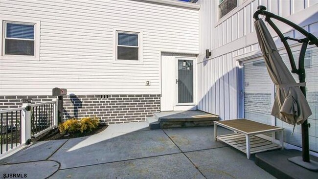 Building Photo - 219 N Clermont Ave