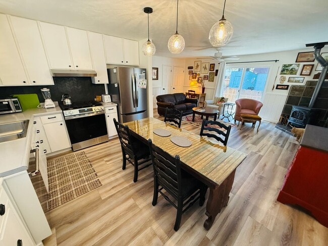 Building Photo - 1676 Bakersfield St