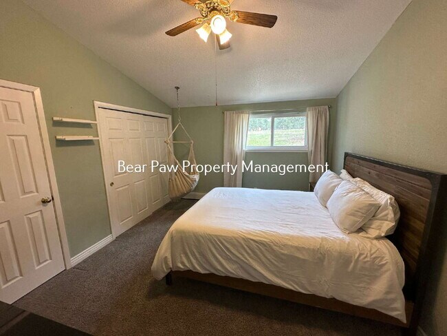 Building Photo - "Charming 3-Bedroom Retreat in Scenic Evergreen!