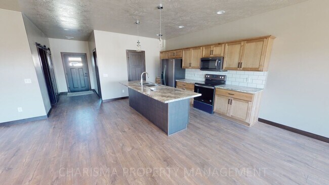 Building Photo - WALK IN AND AMENITY FILLED THREE BEDROOM TOWNHOME!