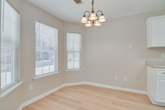 Building Photo - 1215 Pinnacle Dr