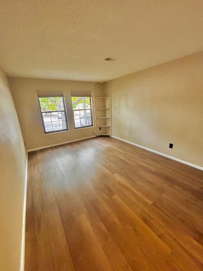 Building Photo - Beautifully Updated 2-Bed – Dual Masters w...