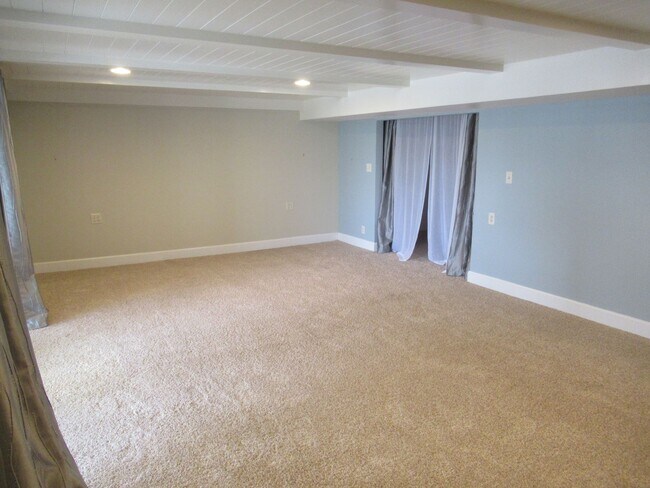 Building Photo - Mid-Century Four Bedroom in Candalaria