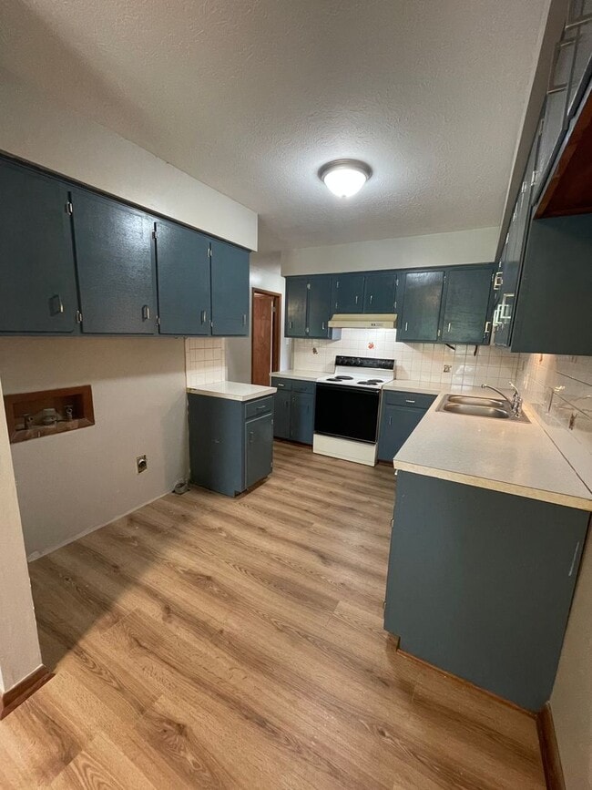 Building Photo - Updated 3 bed/1 bath home! With a 1 car ga...