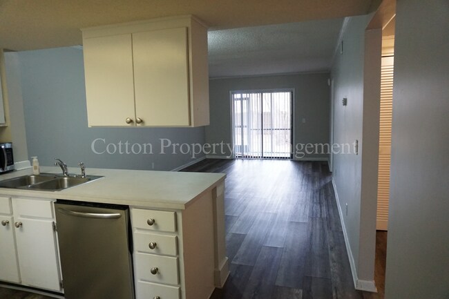 Building Photo - 2BR/2BA Condo - Great Location in Midtown Wilmington on Holly Tree / $1,199 /month Includes Water...