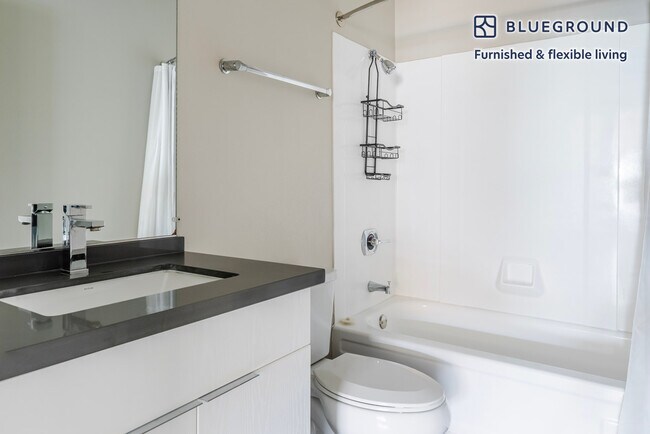 Building Photo - 950 E Hillsdale Blvd