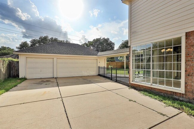 Building Photo - 22211 Mission Hills Ln