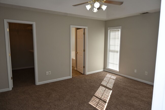 Building Photo - NE-Columbus-3 Bedrooms & 2 full Baths-Move-In Ready