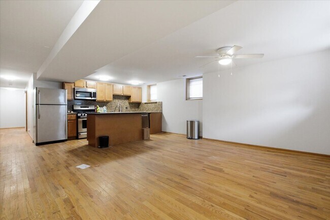 Building Photo - 1535 W Leland Ave