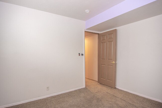 Building Photo - Really Nice 4 bedroom 3 Bath Home on Spacious Lot!