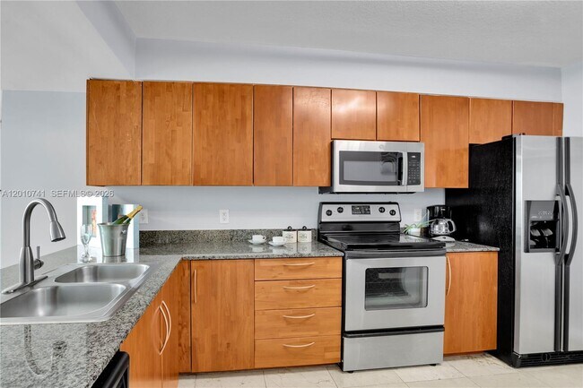 Building Photo - 1200 Brickell Bay Dr